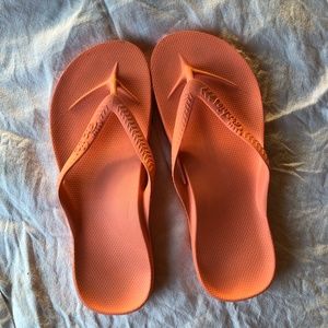 Archie’s arch support flip flops